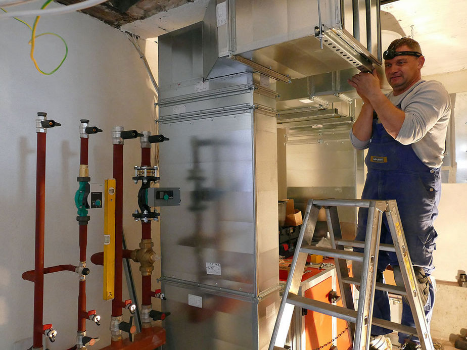 Arbeiten an der neuen Heizungs- und Lüftungsanlage, sowie der Elektronik in St. Crescentius (Foto: Karl-Franz Thiede)